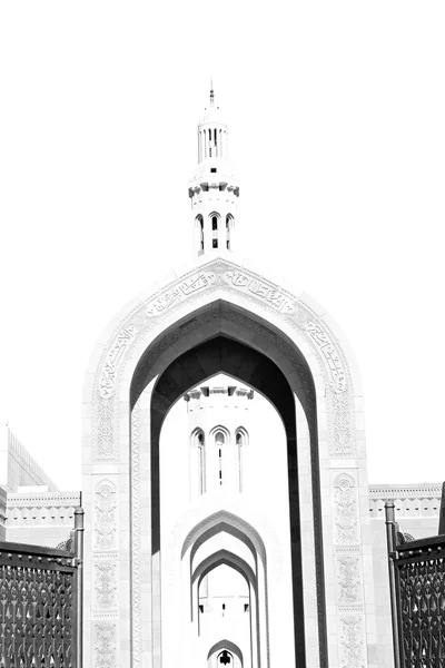 In oman muscat il vecchio minareto moschea e la religione in cielo aperto — Foto Stock