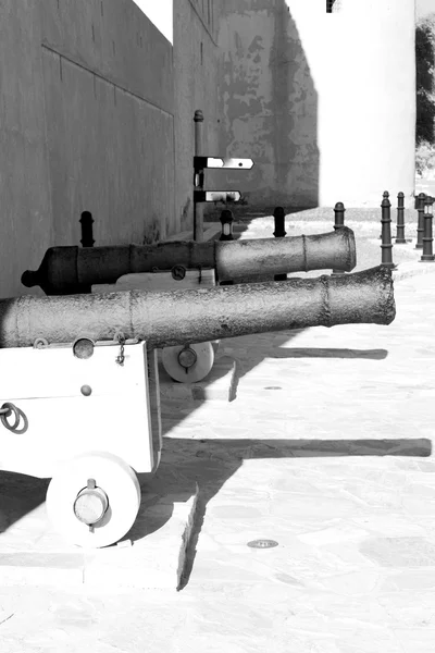 In oman muscat the old castle and cannon near the wall — Stock Photo, Image