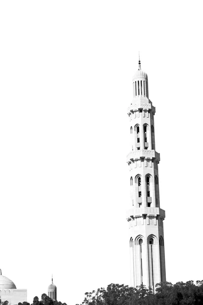 V Ománu muscat starý minaret mešity a náboženství v clear sky — Stock fotografie