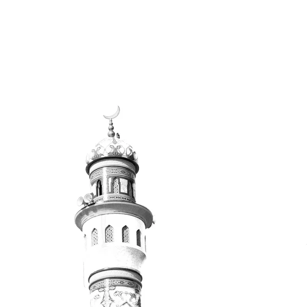 W oman, muscat stary minaret Meczetu i religia w czyste niebo — Zdjęcie stockowe