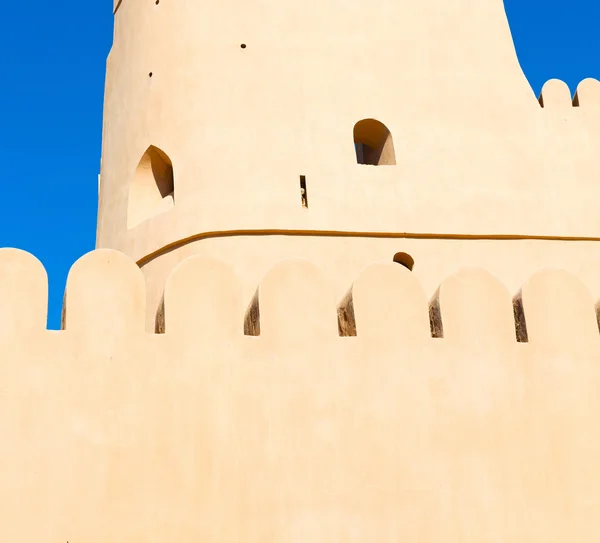 V Ománu muscat staré obranné pevnosti battlesment oblohy — Stock fotografie