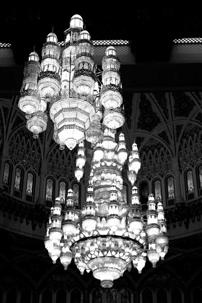 I oman muscat gamla moskén och antika glas ljuskrona — Stockfoto