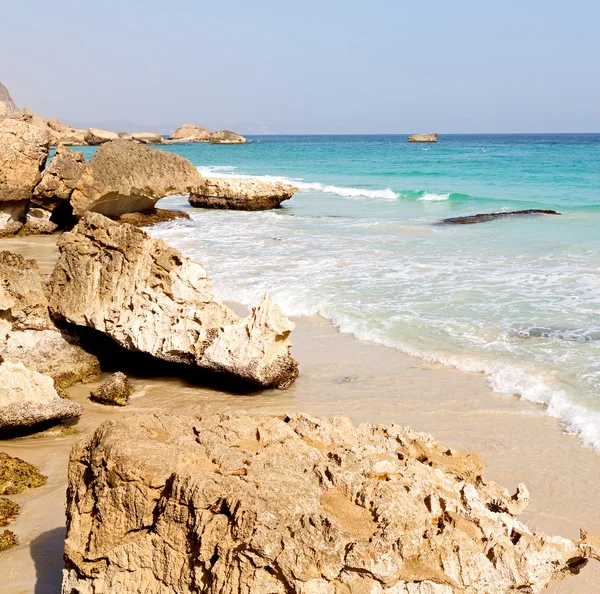 In oman coastline sea ocean   gulf rock and beach relax near sky — Stock Photo, Image