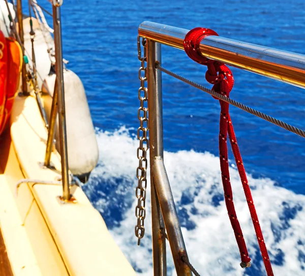 安全ロープと青いピーター aocean 地中海海の金属 — ストック写真