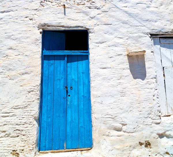 Vecchia architettura nella finestra isola greca e porta bianca col — Foto Stock