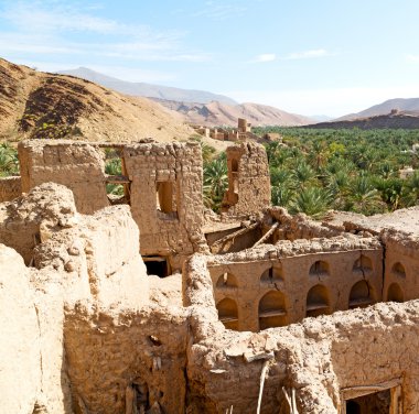 Umman eski terk edilmiş köy evi ve bulutlu gökyüzü kemer