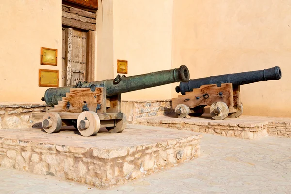 Em oman muscat o velho castelo e canhão perto da parede — Fotografia de Stock