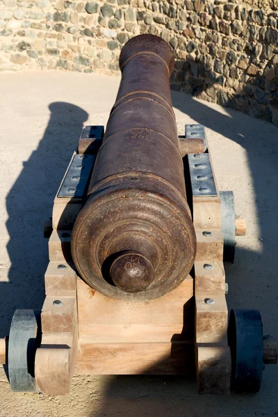 Em oman muscat o velho castelo e canhão perto da parede — Fotografia de Stock