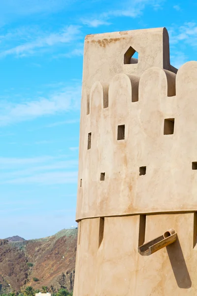 Dans oman muscat le vieux fort défensif battement ciel a — Photo