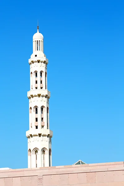 En oman moscatel la antigua mezquita minarete y la religión en el cielo claro — Foto de Stock