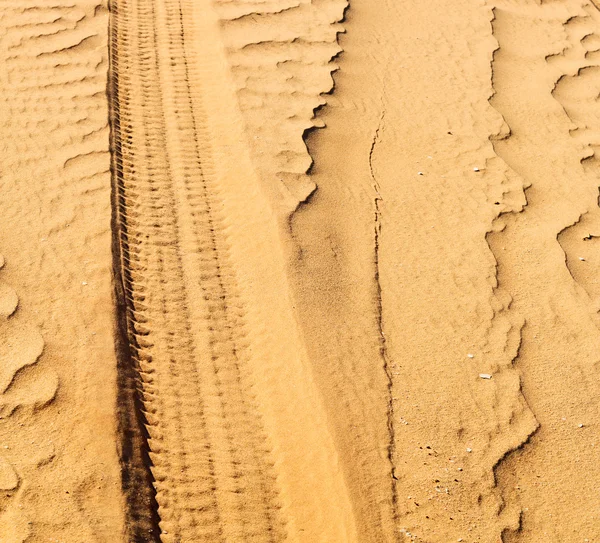 Oman woestijn spoor van sommige auto's in het zand en richting textu — Stockfoto