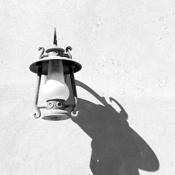 In oman de straat lamp — Stockfoto