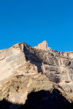Umman eski dağ gorge ve kanyon derin bulutlu gökyüzü 