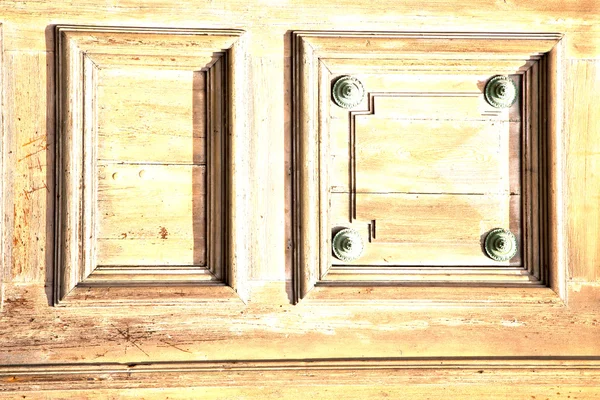 O legnano enferrujado latão marrom batedor porta fechada madeira i — Fotografia de Stock