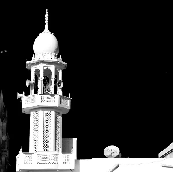 In oman muscat das Minarett der alten Moschee und die Religion bei klarem Himmel — Stockfoto