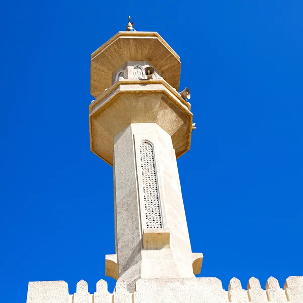 Em oman muscat a antiga mesquita minarete e religião no céu claro — Fotografia de Stock