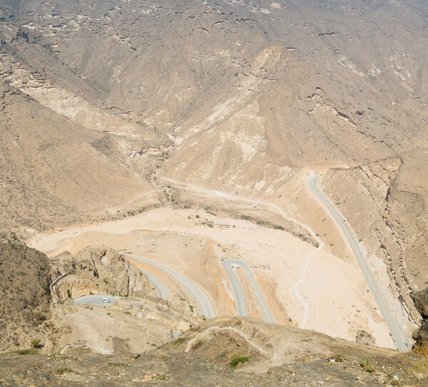 в старом горном ущелье и каньоне глубокое облачное небо
 