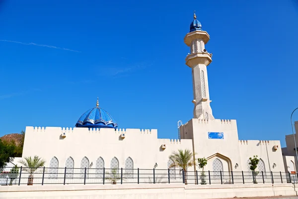 Dans oman muscat l'ancienne mosquée minaret et religion dans le ciel clair — Photo