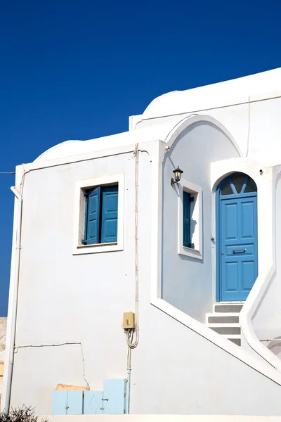Дом в Санторини встречает старое строительство бело-голубым — стоковое фото