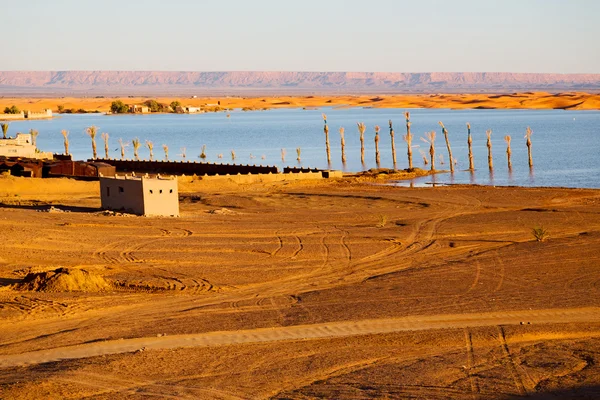 Sol en el desierto amarillo del lago de arena y dunas de morocco —  Fotos de Stock