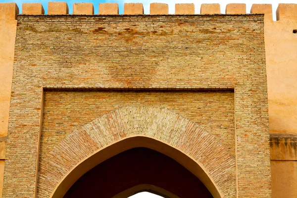 Vecchia porta in Marocco antico e parete ornata di blu — Foto Stock