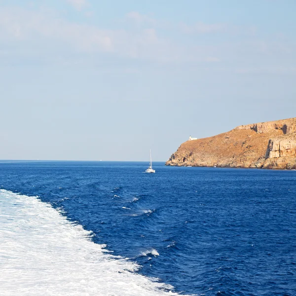 Desde el mar barco y el cielo en el mar mediterráneo santorini griego —  Fotos de Stock