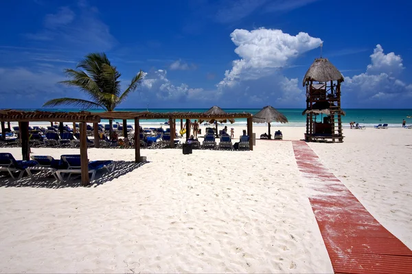 Lifeguard chair cabin in mexico rock — Stock Photo, Image