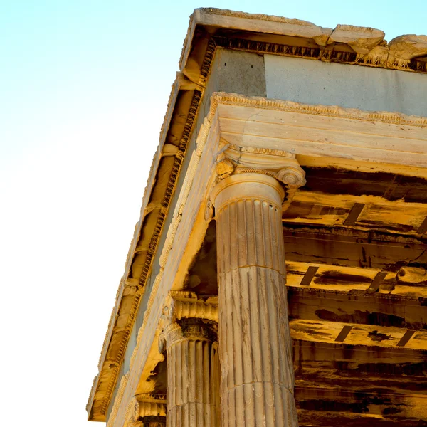 Viejo remolque y ladrillo de mármol en Europa athens acrópolis y cielo — Foto de Stock