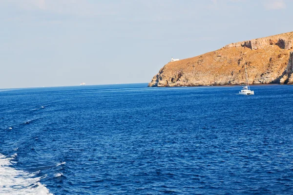 Vela vicino all'isola di collina e rocce — Foto Stock