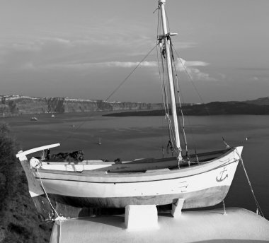 gün batımı tekne Avrupa'nın Yunanistan santorini Adası hill ve buzlu