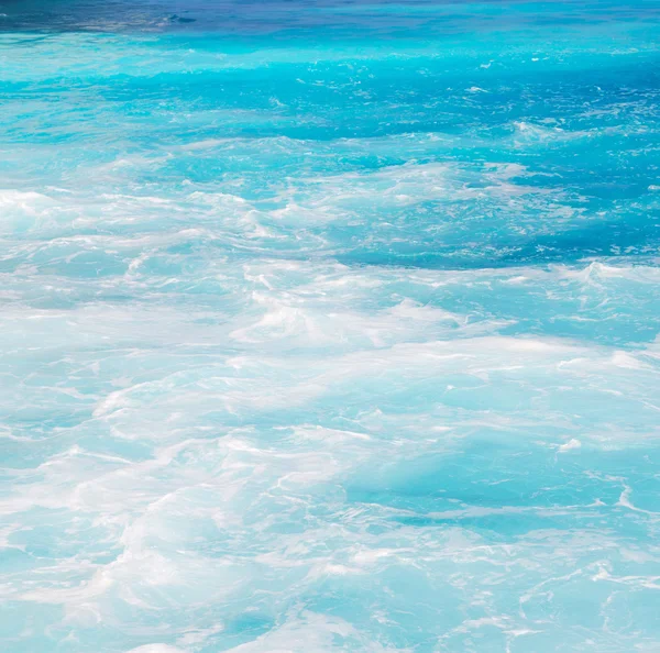 Movimiento abstracto de espuma de marea y espuma en el mar del Mediterráneo — Foto de Stock