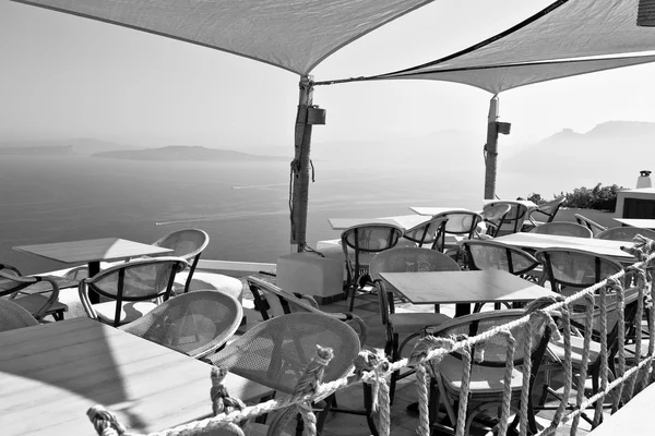 Canapé en osier dans santorini europe greece vieille chaise de restaurant et — Photo