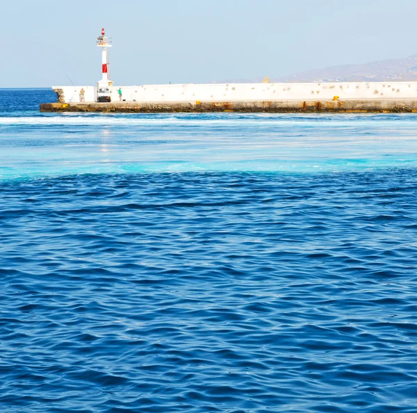 Leuchtturm griechische insel in santorini europa bootshafen und kuchen — Stockfoto