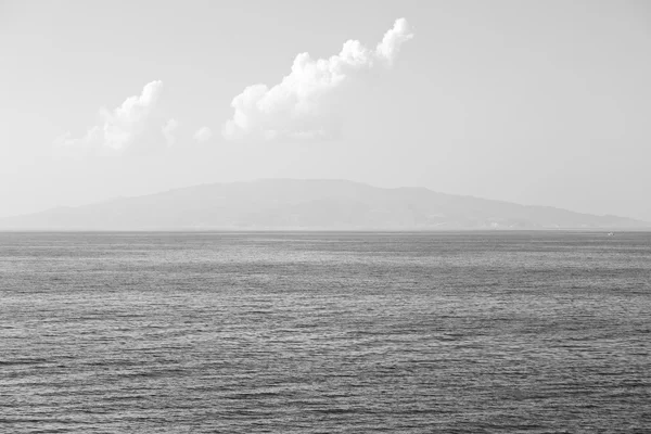 Colina y rocas en la playa de verano en Europa Grecia Santorin —  Fotos de Stock