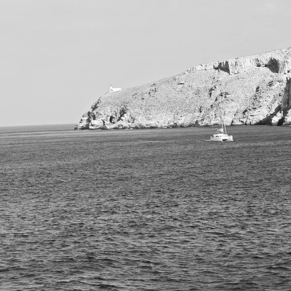 Segeln in der Nähe von Hügeln und Felsen am Sommerstrand in Europa — Stockfoto