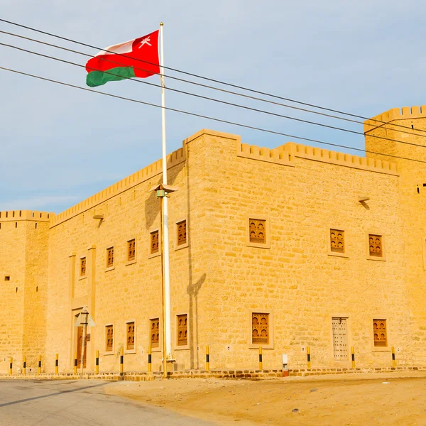 В Оман Мускат старий оборонний форт битви небо — стокове фото