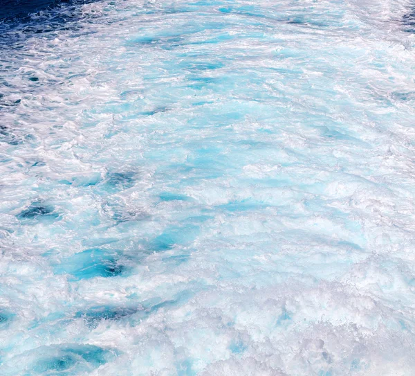 Movimiento abstracto de espuma de marea y espuma en el mar del Mediterráneo — Foto de Stock