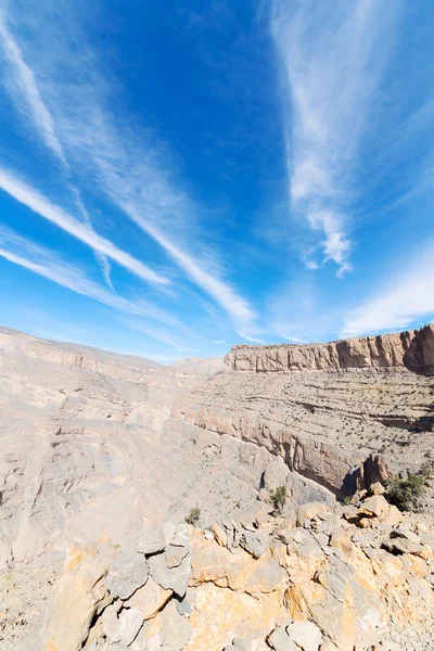 I oman den gamla mountain klyftan och canyon djupt molnigt himlen — Stockfoto