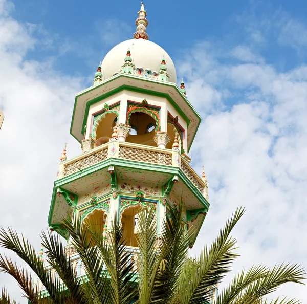 Dans oman muscat l'ancienne mosquée minaret et religion dans le ciel clair — Photo