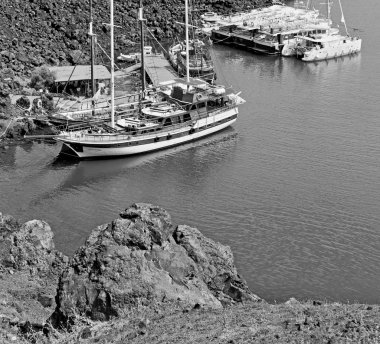 Hill ve Avrupa Yunanistan kasaba yaz Beach'te kayalara