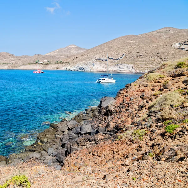 Colina y rocas en la playa de verano en Europa Grecia Santorin —  Fotos de Stock