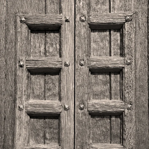 Door    in italy old ancian wood and traditional  texture nail — Stock Photo, Image