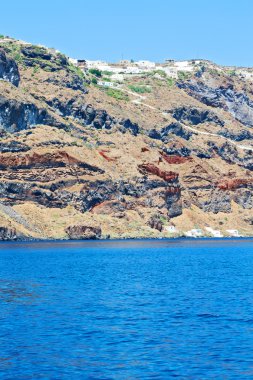 Hill ve plajda kayalar  