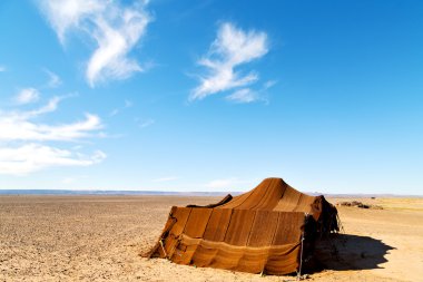 gökyüzünün morocco sahara ve rock taş çöldeki çadırı
