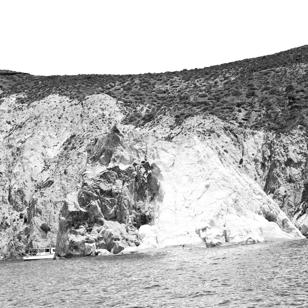 Hill en de rotsen op het strand van de zomer in Europa Griekenland santorin — Stockfoto