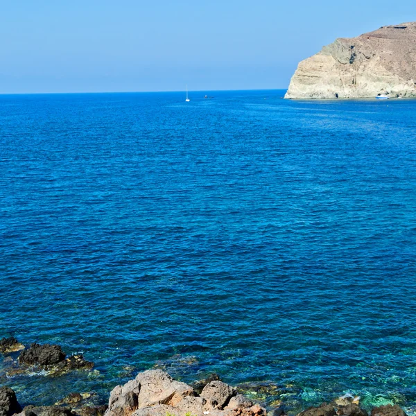 Colina y rocas en la playa de verano en Europa Grecia Santorin —  Fotos de Stock