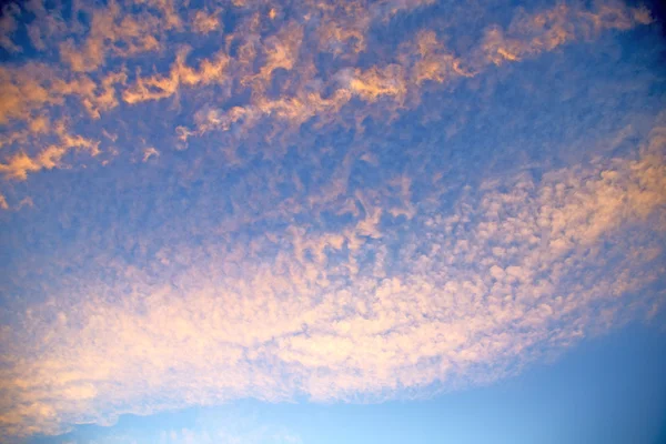 Východ slunce v barevné nebe mraky a Abstrakt — Stock fotografie