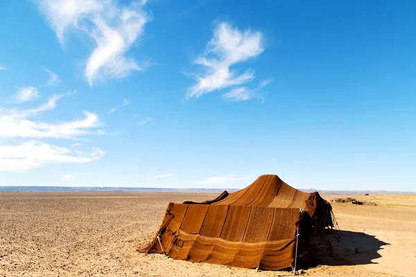 在摩洛哥撒哈拉和岩石石头天空沙漠中的帐篷 — 图库照片
