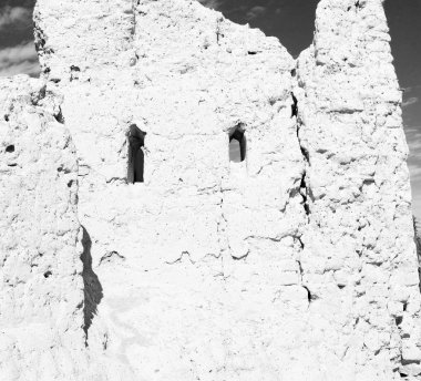 Umman eski terk edilmiş köy evi ve bulutlu gökyüzü kemer