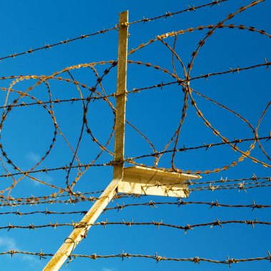 Umman barbwire içinde arka plan ve bulutlu gökyüzü